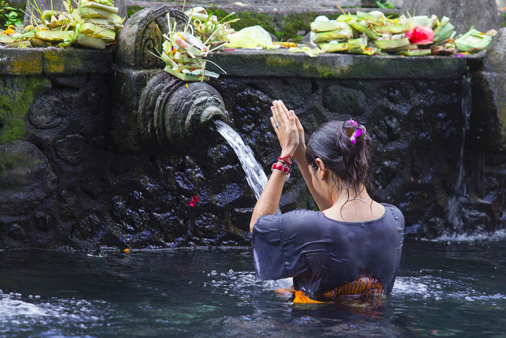 La Ceremonia del Melukat, un ritual de purificación balinesa