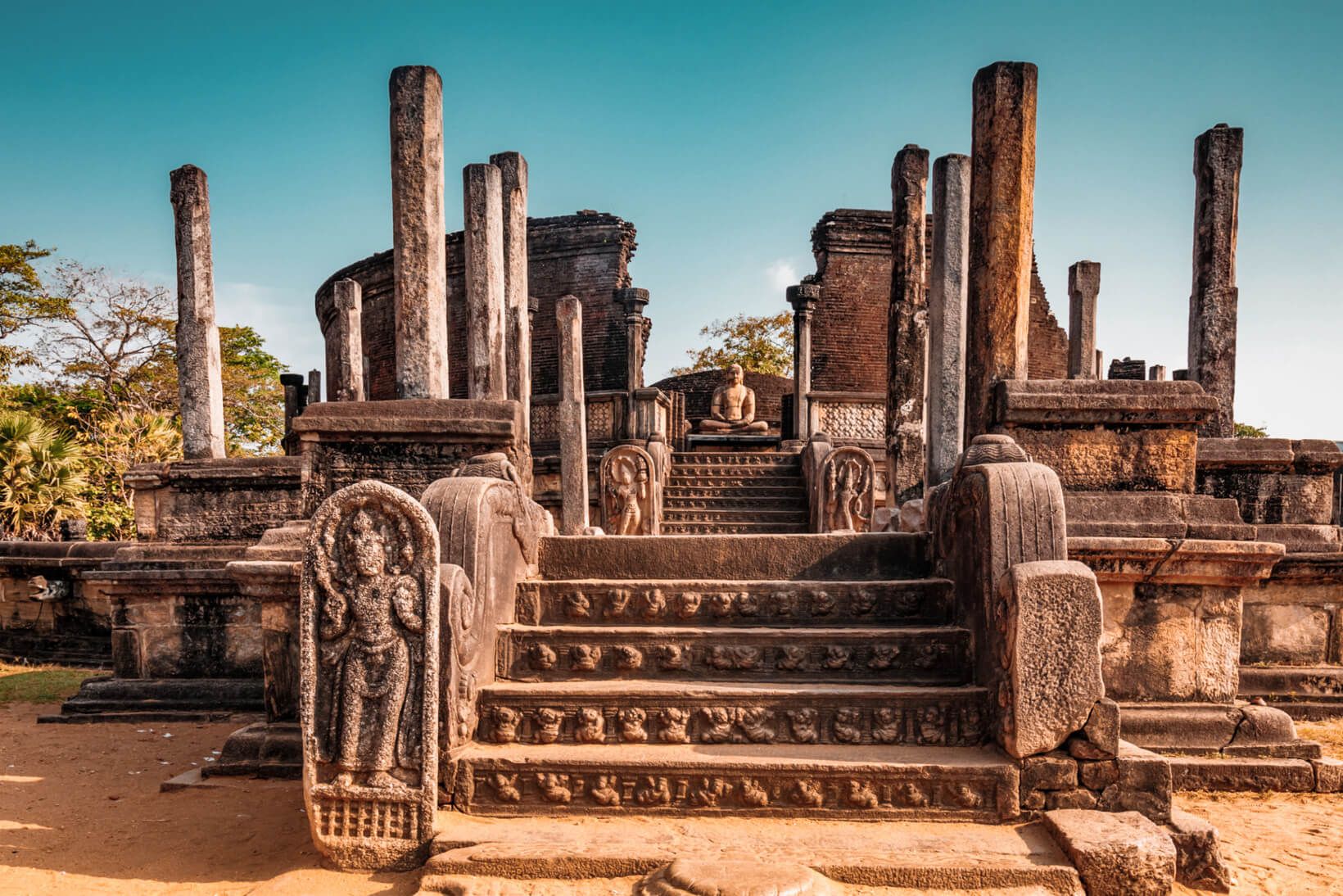Templo de Lankatilaka, una joya espiritual en Sri Lanka